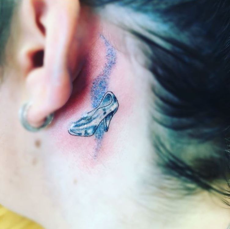 Tatouage Disney Chaussure De Cendrillon Derrière L'oreille 