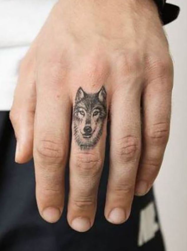  Tatouage Tête De Loup Minimaliste Sur Le Doigt