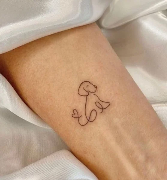 Tatouage de chien minimaliste : 30 photos pour vous inspirer !