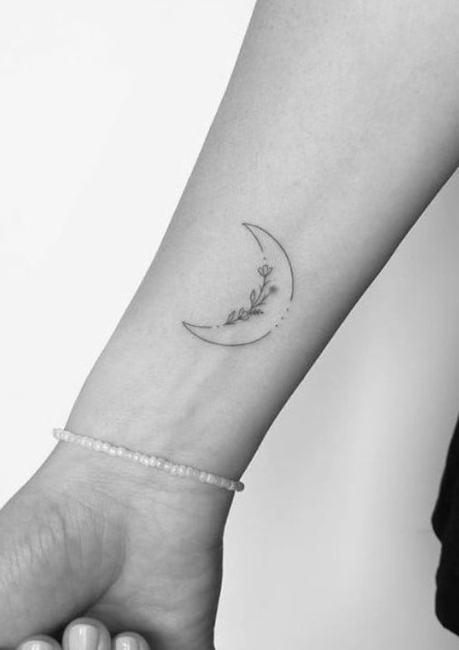 Lune Et Fleur Sur Le Poignet Tatouage Minimaliste