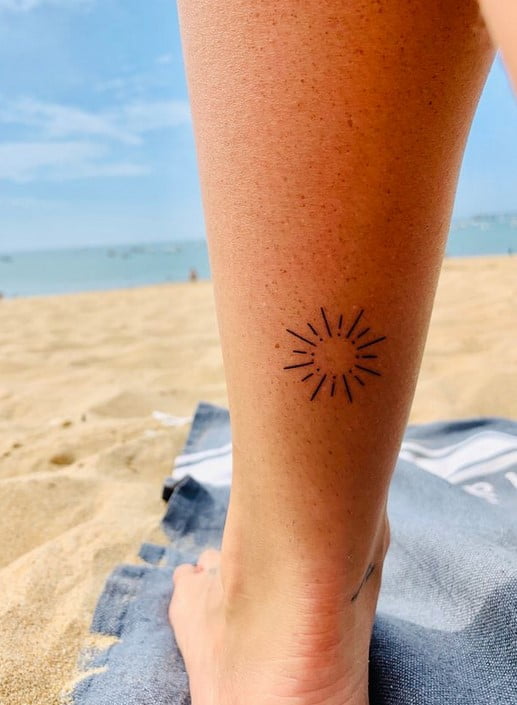 Tatouage De Soleil Derrière Le Mollet