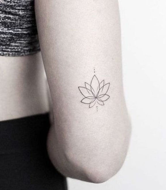 Tatouage Minimaliste Fleur De Lotus Derriere Le Bras