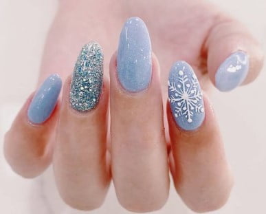 nail Art Hiver Bleu Avec Un Flocon De Neige 