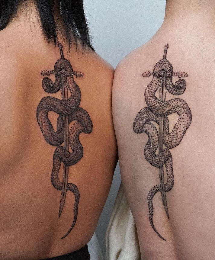 Tatouage De Serpent Et épée Sur Le Dos 
