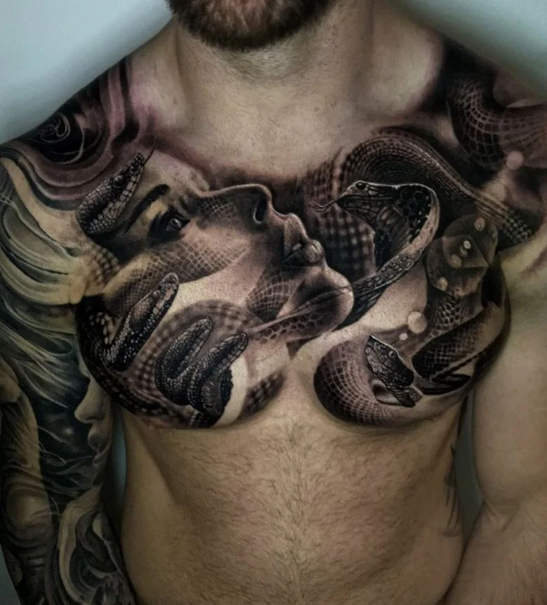 Tatouage De Serpents, Cobra Et Femme Sur La Poitrine