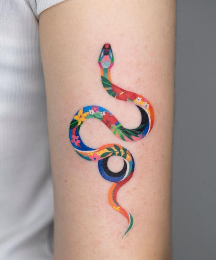 Tatouage De Serpent Floral Multicolore Sur Le Bras 