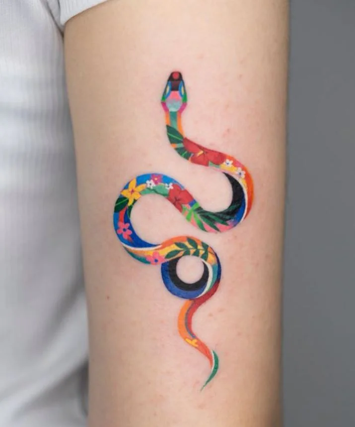 Tatouage De Serpent Floral Multicolore Sur Le Bras