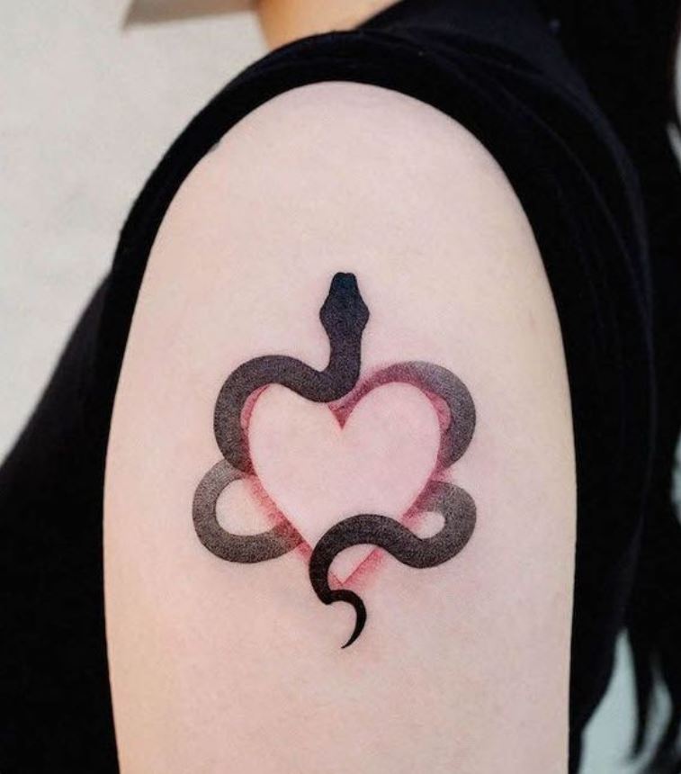 Tatouage De Serpent Et Coeur Sur Le Bras 