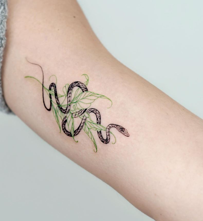 Tatouage Minimaliste De Serpent Et Feuilles Vertes 