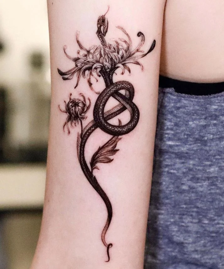 Tatouage De Serpent Floral Sur Le Bras
