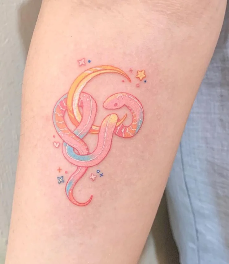 Tatouage De Serpent Rose Sur L'avant Bras