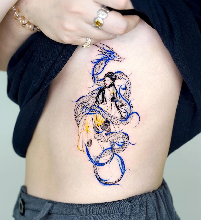 Tatouage De Dragon Et Geisha Sur La Côte