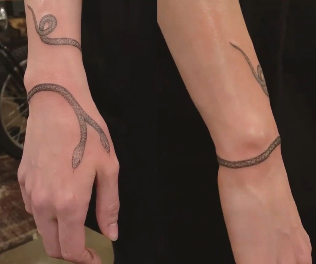 Tatouage De Serpent à Deux Têtes Sur Le Poignet 