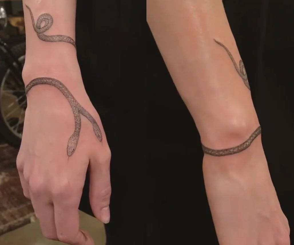 Tatouage De Serpent à Deux Têtes Sur Le Poignet