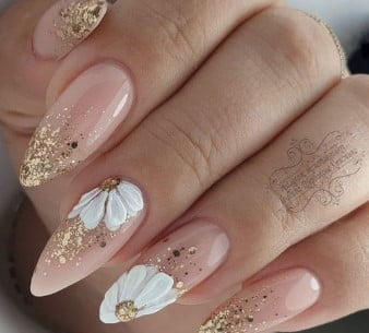 nail Art Fleurs Blanches Et Paillettes Dorées 