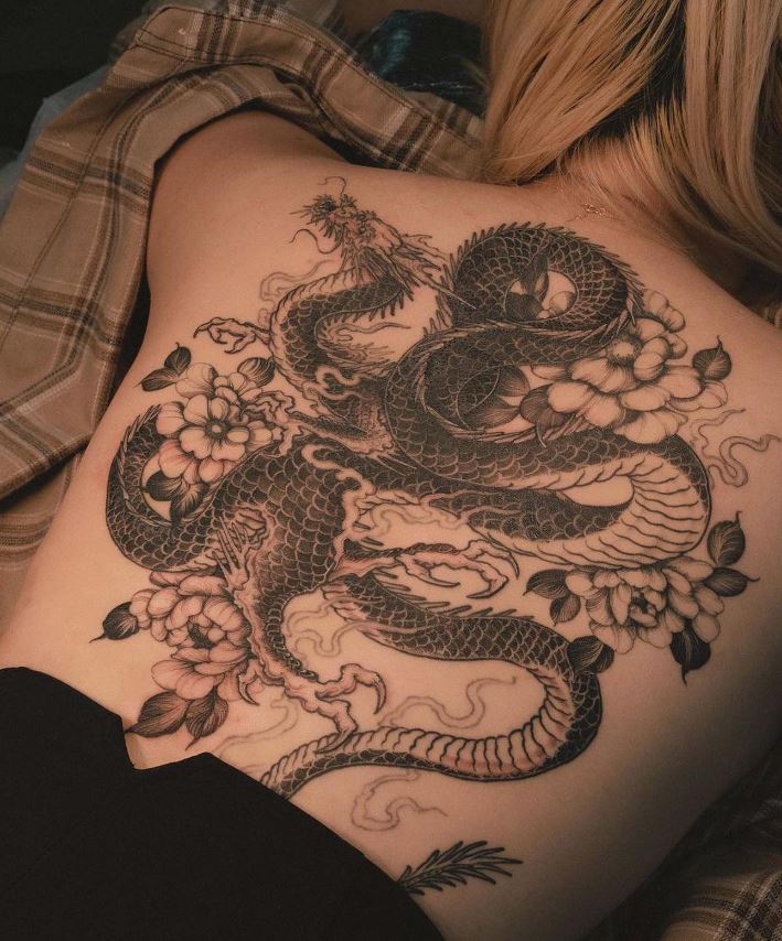 Tatouage De Dragon Et Fleurs Sur Le Dos 