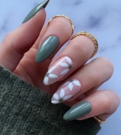 nail Art Vert Avec Des Fleurs Blanches 