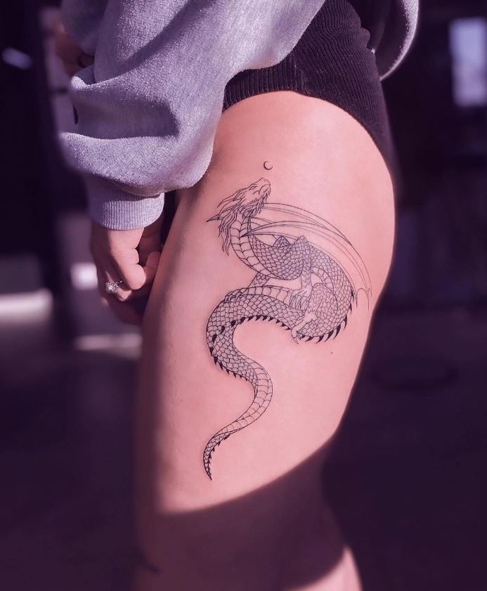  Tatouage De Dragon Et Mini Croissant De Lune Sur La Cuisse