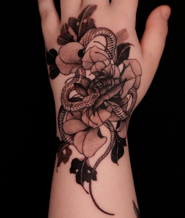 Tatouage De Serpent Et Fleurs Sur La Main 