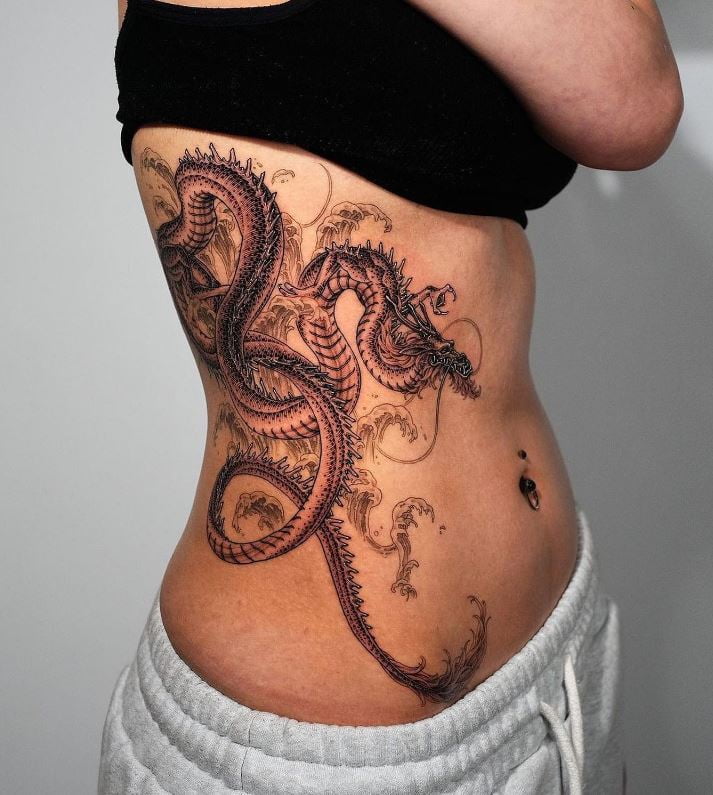 Tatouage De Dragon Et Vagues Sur La Côte