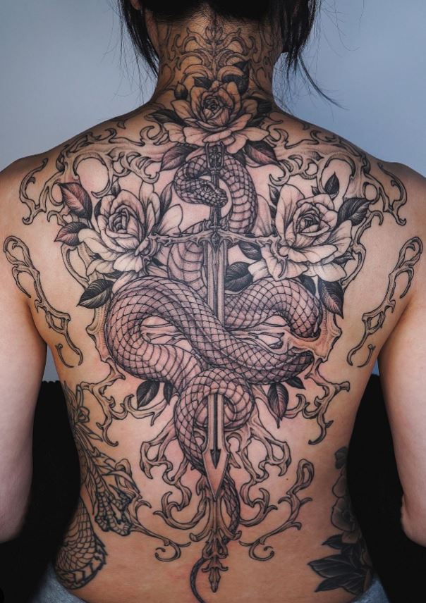 Tatouage De Serpent Sur Dague Et Roses 