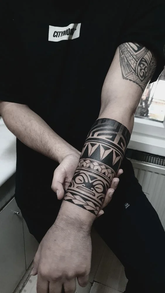 Tiki Et Tête De Lance