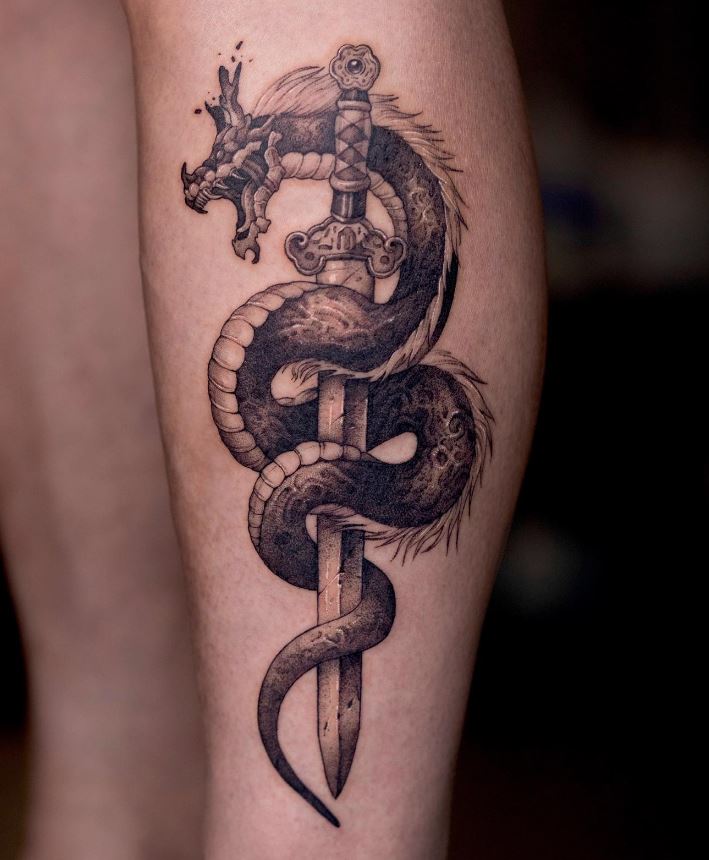 Tatouage De Dragon Et épée Sur La Jambe 