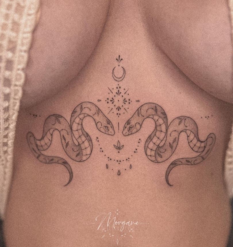 Tatouage Duo De Serpent Ornemental Sur Le Sternum 