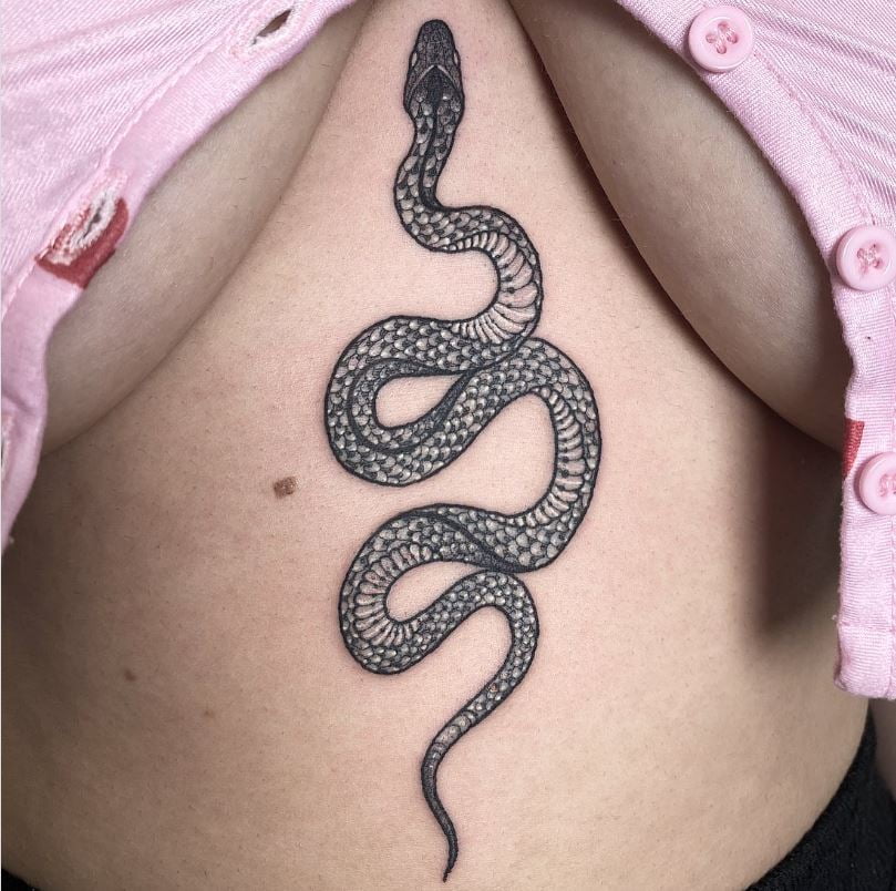 Tatouage De Serpent Sur Le Sternum Et Ventre 