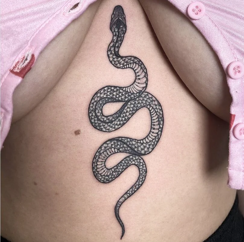 Tatouage De Serpent Sur Le Sternum Et Ventre