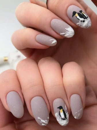 nail Art Beige Avec Des Pingouins 