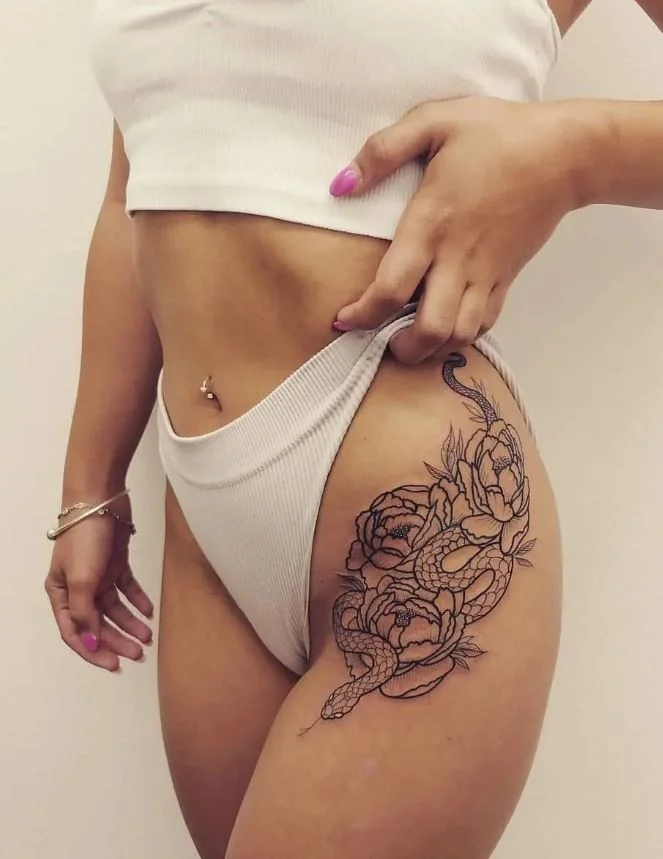 Tatouage De Serpent Et Fleurs Sur L'aine