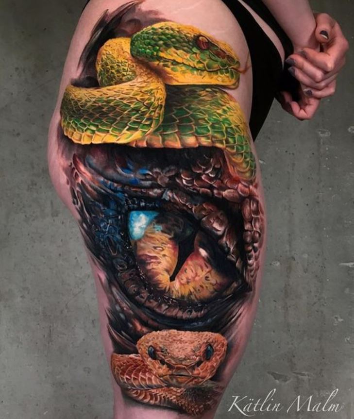  Tatouage De Serpent Coloré Et Oeil Sur La Cuisse 