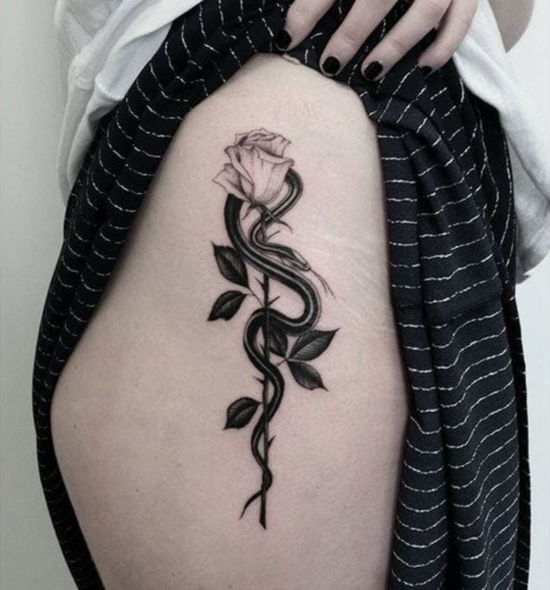 Tatouage De Serpent Autour D'une Rose 