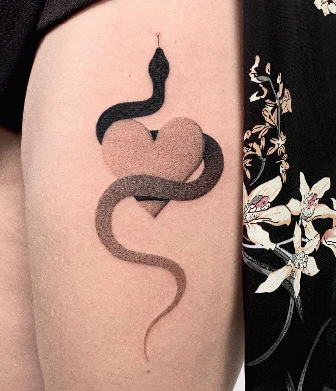 Tatouage De Serpent Et Coeur Sur La Cuisse