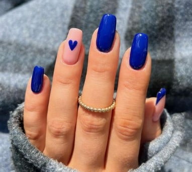 nail Art Bleu électrique Avec Un Coeur