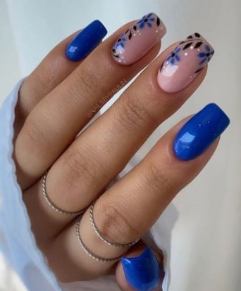 nail Art Hiver Bleu électrique Avec Un Motif Floral 