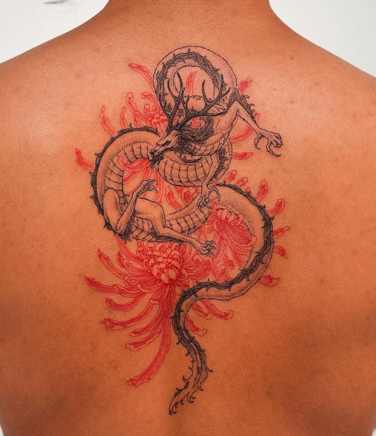 Tatouage De Dragon Et Chrysanthèmes Sur Le Dos 