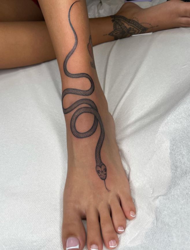 Tatouage De Serpent Sur La Jambe Et Le Pied 