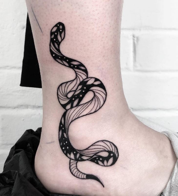 Tatouage De Serpent Noir Et Blanc Sur La Cheville 