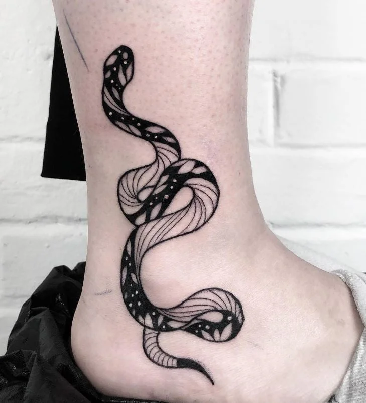 Tatouage De Serpent Noir Et Blanc Sur La Cheville