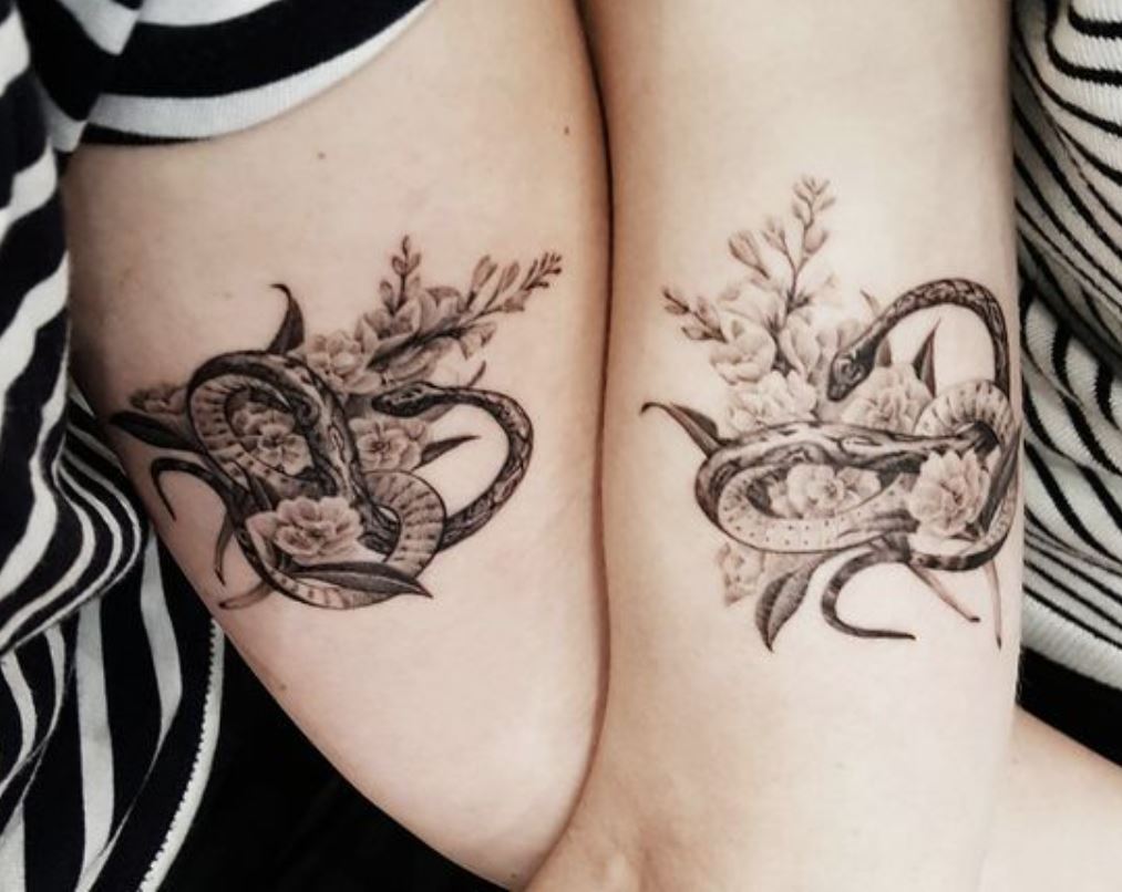 Tatouage De Serpent Et Fleurs Sur Le Bras 