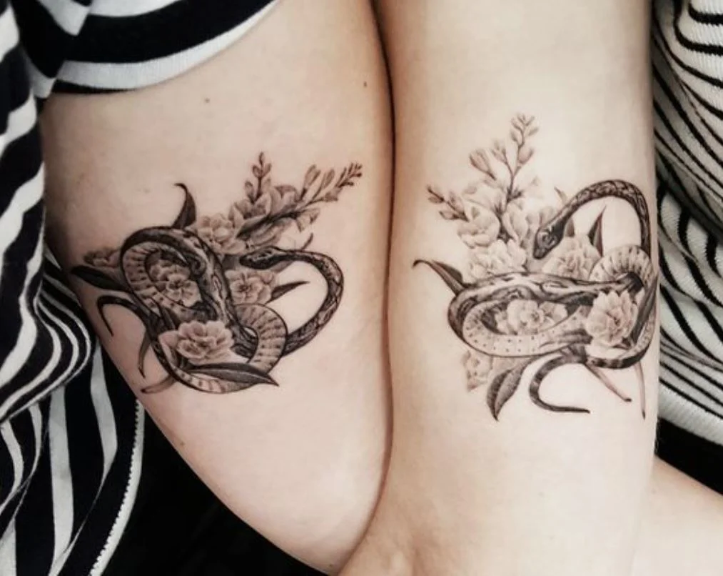 Tatouage De Serpent Et Fleurs Sur Le Bras