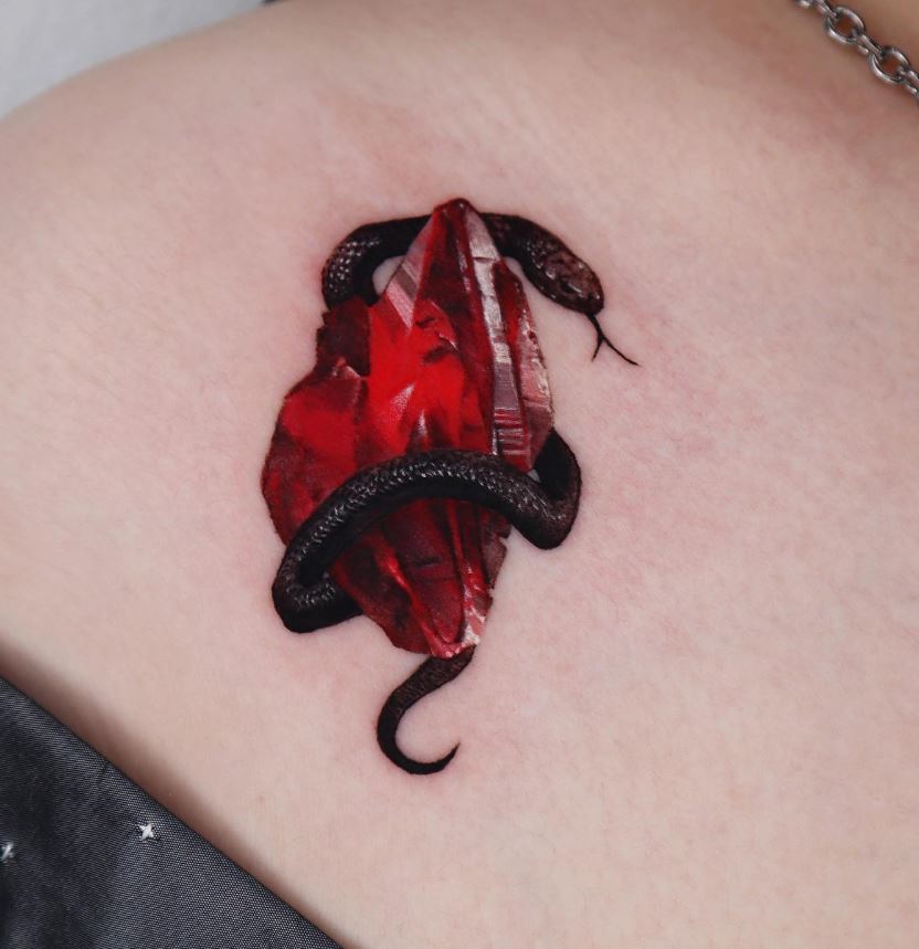 Tatouage De Serpent Et Rubis Sous La Clavicule 