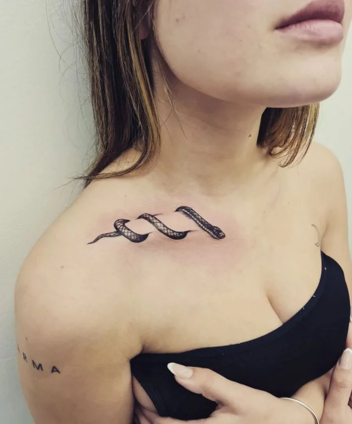 Tatouage De Serpent 3d Sur La Clavicule