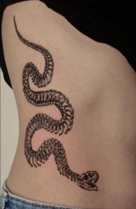 Tatouage Squelette De Serpent Sur La Côte