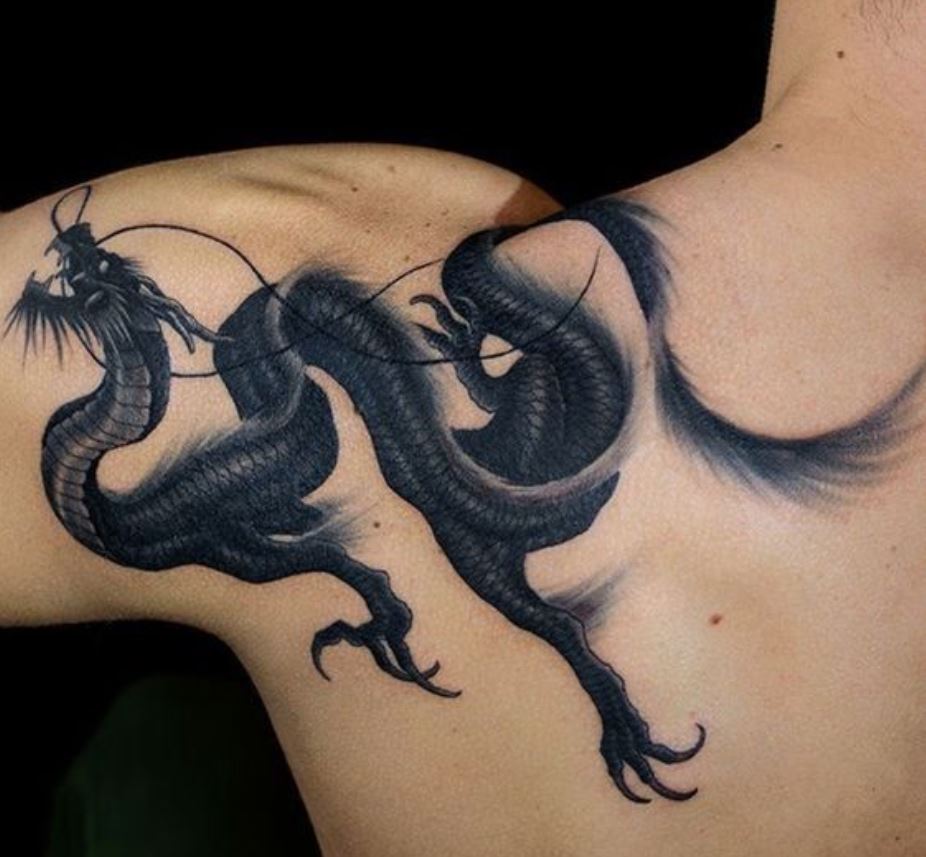 Tatouage De Dragon Sombre Sur L'épaule 