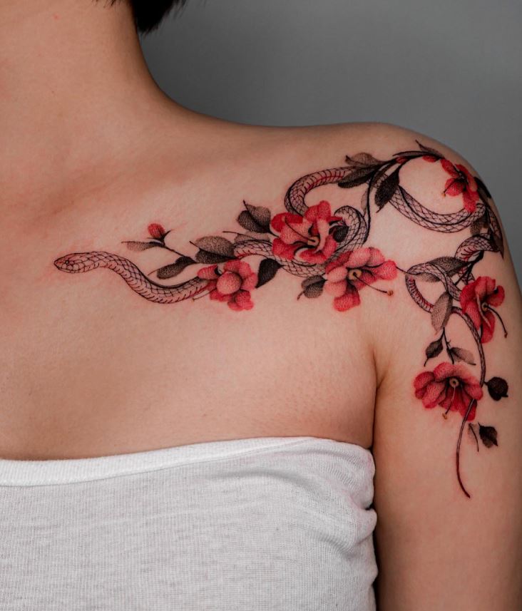 Tatouage De Serpent Et Camélia Sur La Clavicule Et L'épaule 