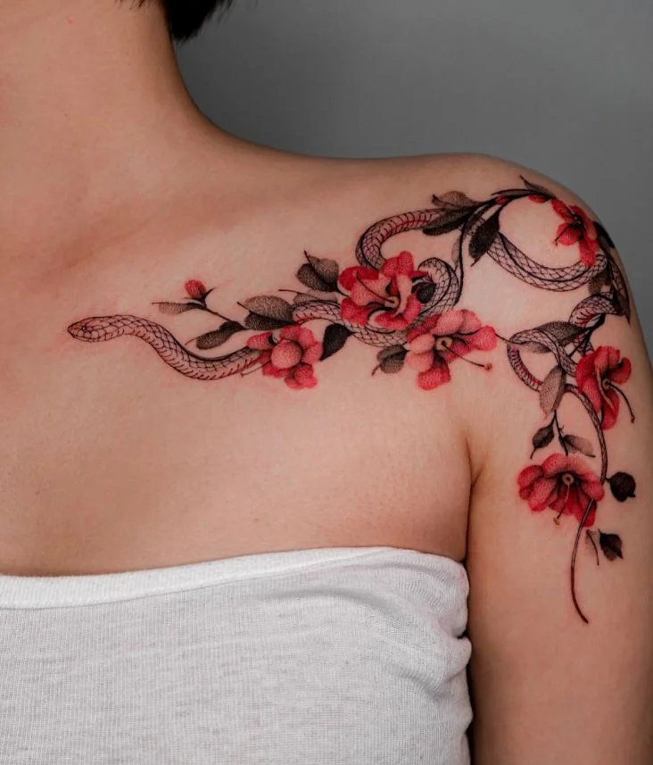 Tatouage De Serpent Et Camélia Sur La Clavicule Et L'épaule