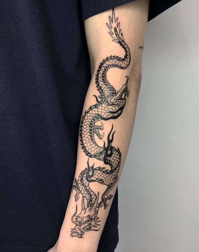 Tatouage De Dragon Sur L'avant Bras 